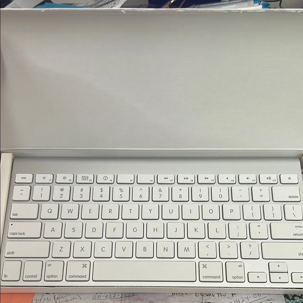 Battery-powered bluetooth wireless keyboard